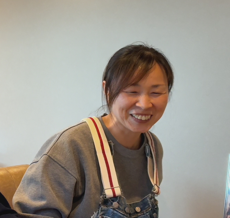 インタビューを受ける景子さん