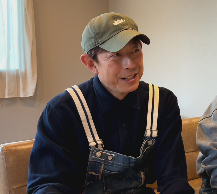 インタビューを受ける忠烈さん