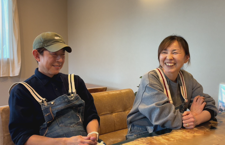 インタビューを受ける金山夫婦