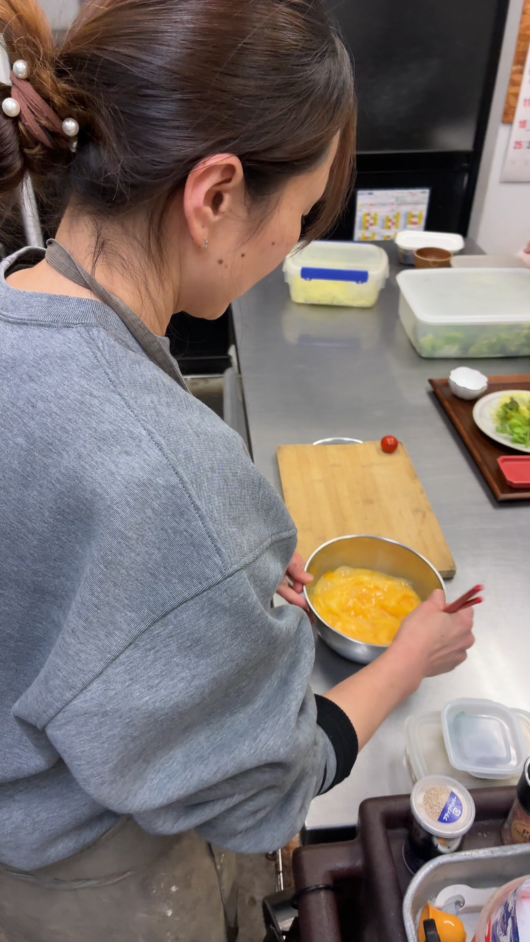 調理する景子さん