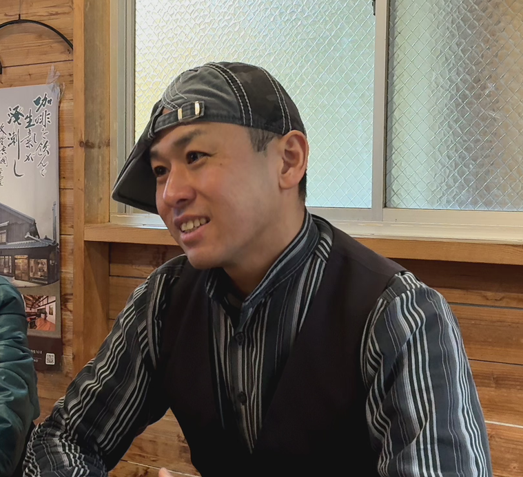 インタビューを受ける貴治さん