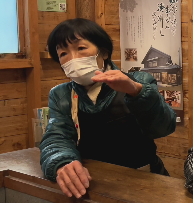 インタビューを受ける志津枝さん