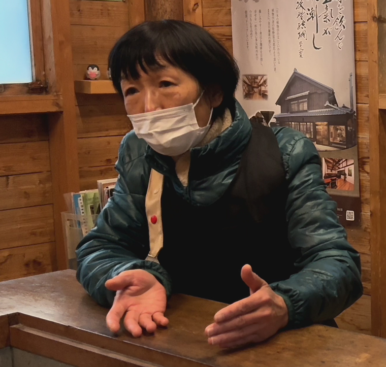 インタビューを受ける志津枝さん