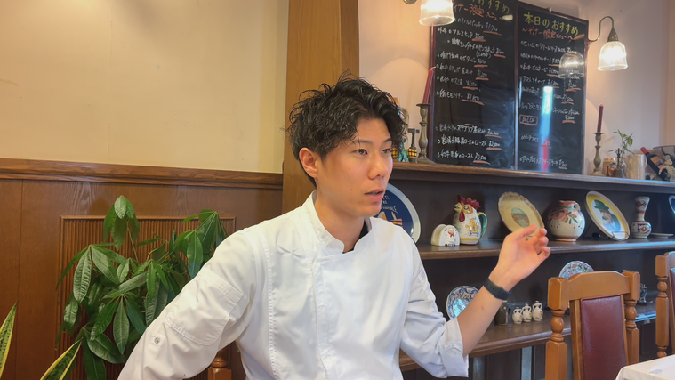 インタビューを受ける宮田さん