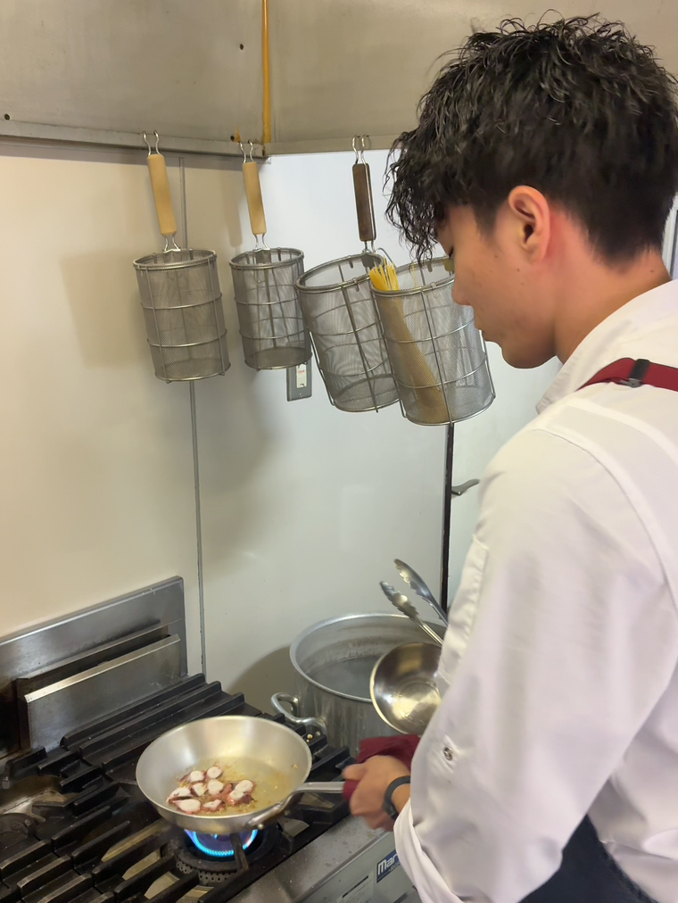 調理をする宮田さん