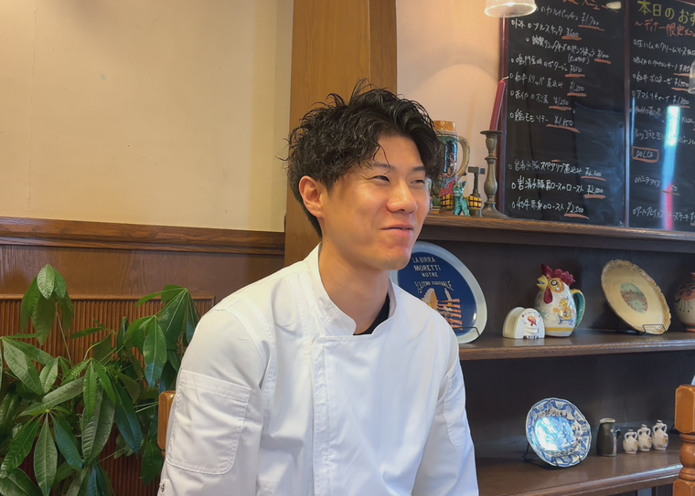 インタビューを受ける宮田さん