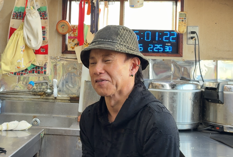 インタビューを受ける平岡さん