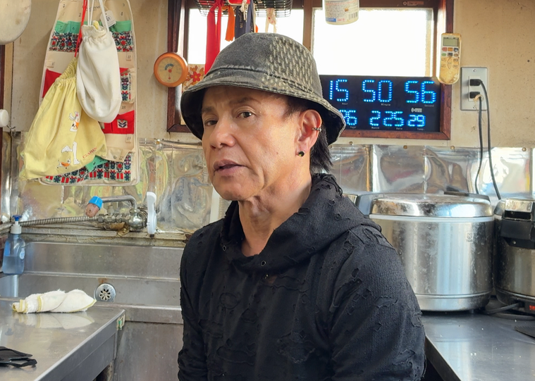 インタビューを受ける平岡さん