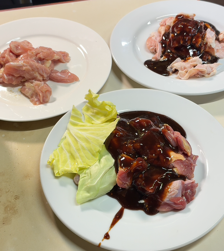 皿に盛られた鳥焼肉