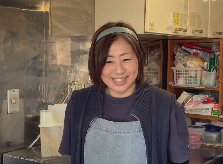 インタビューを受ける松井さん