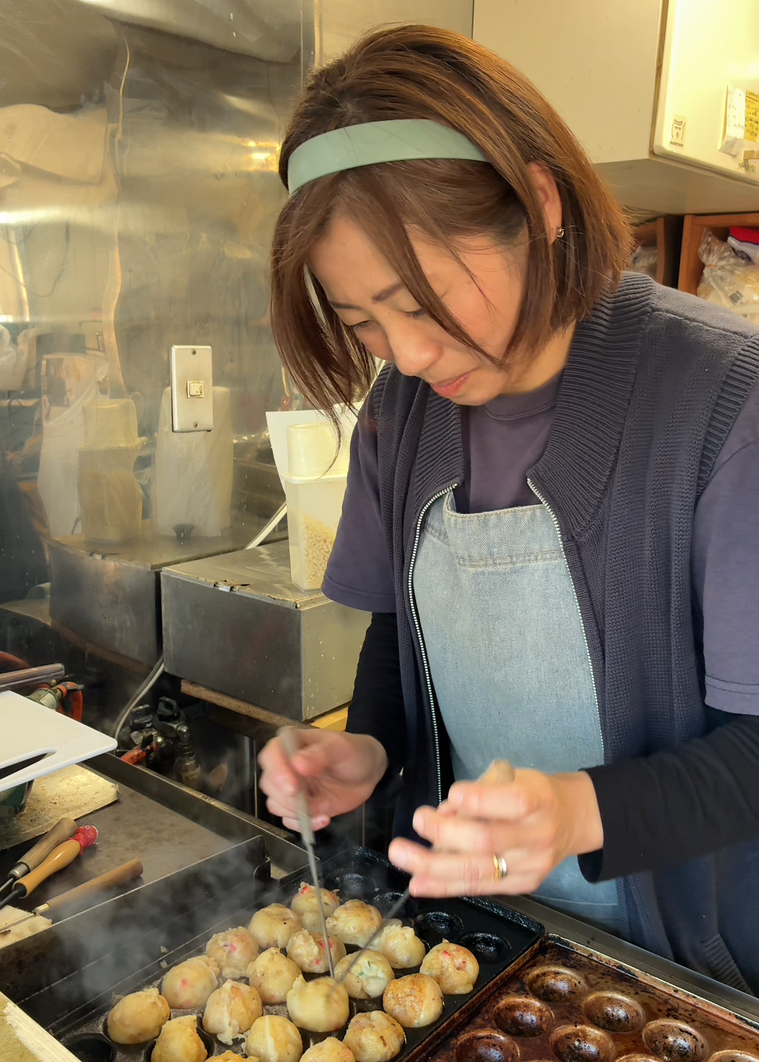 松井さんがたこ焼きを焼いているところ