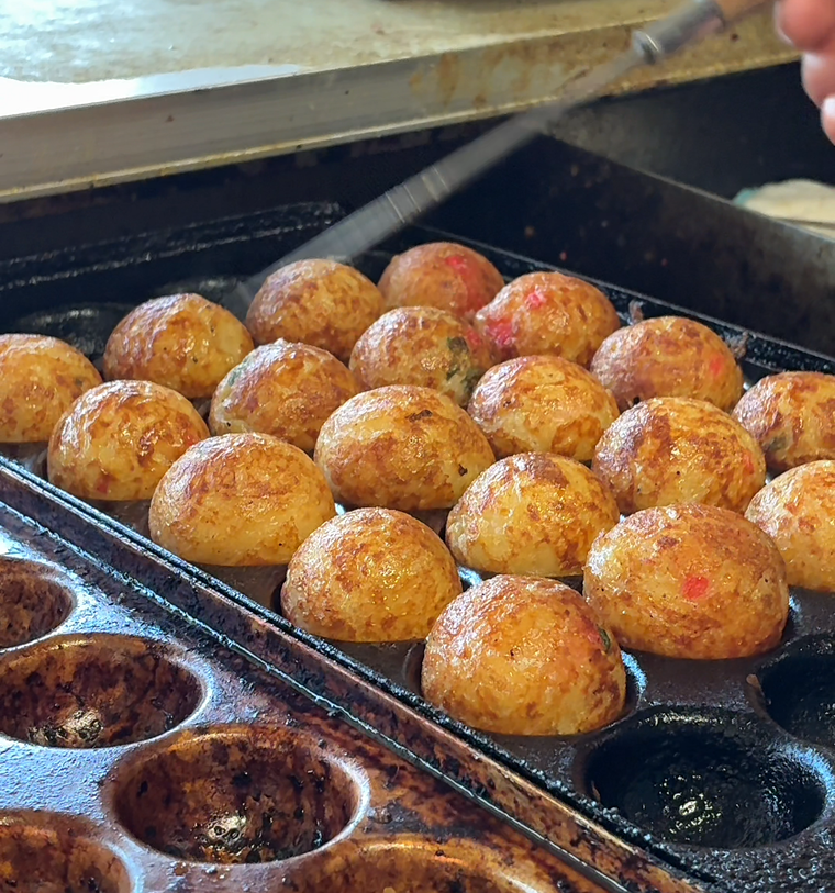 鉄板で焼かれているたこ焼き