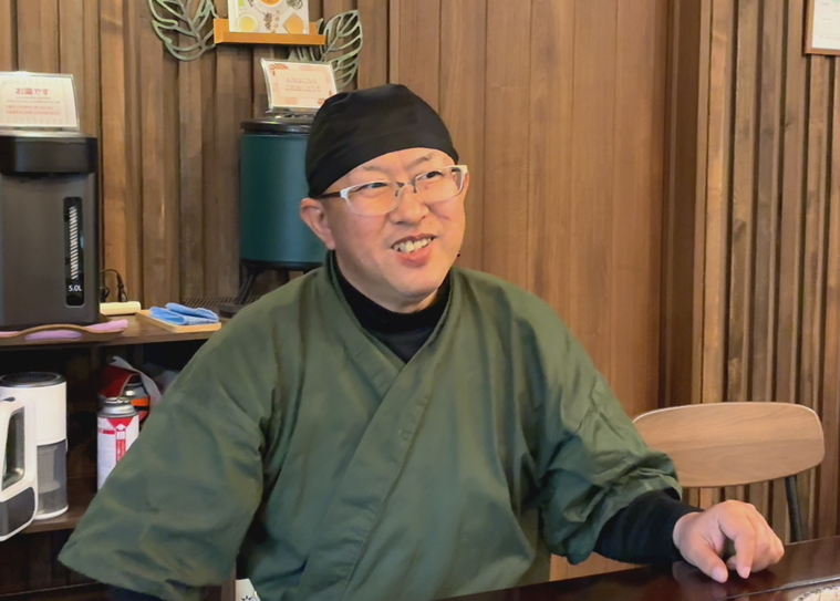 インタビューを受ける日浦さん