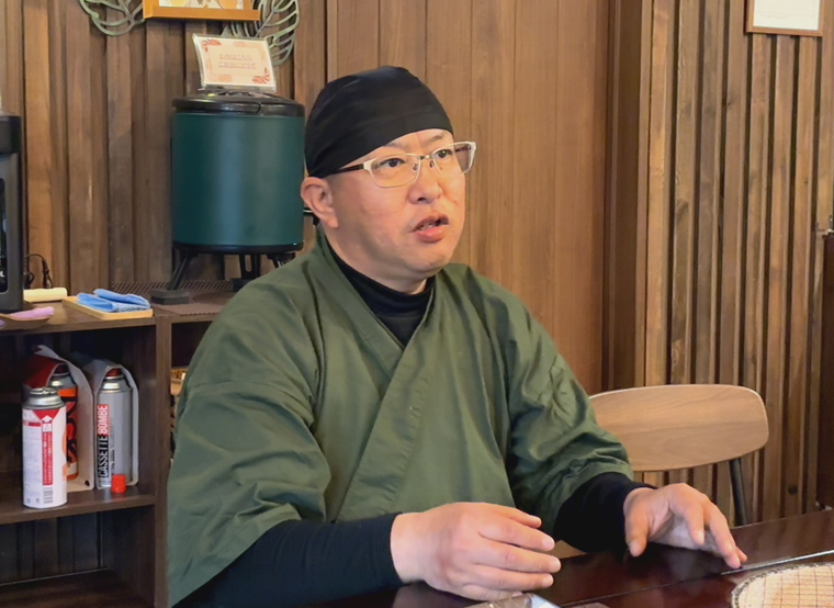 インタビューを受ける日浦さん