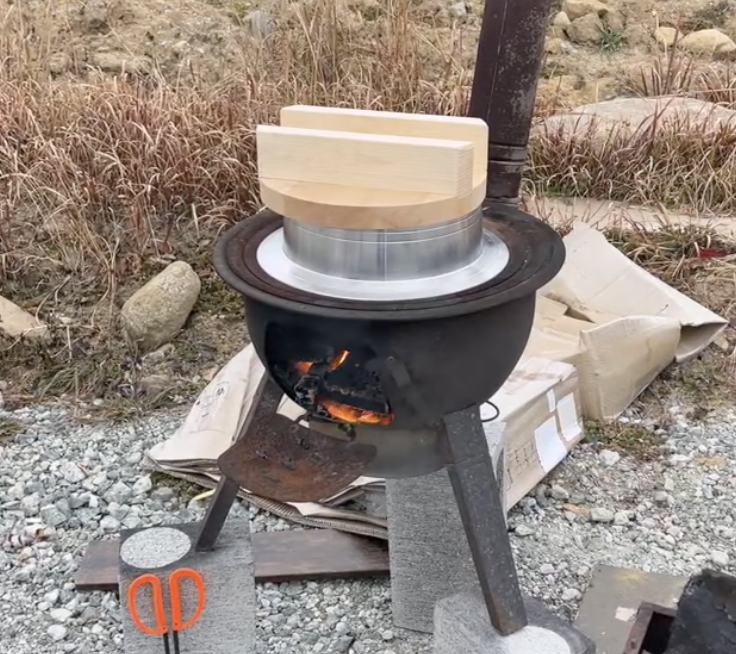 薪火でご飯を炊いているところ