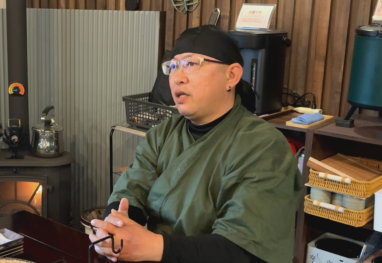 インタビューを受ける日浦さん