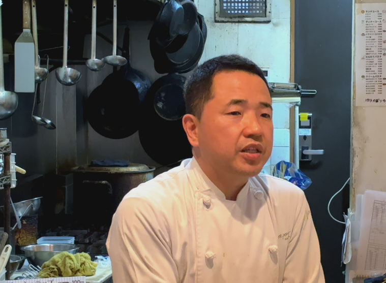 インタビューを受ける小西弘幸さん