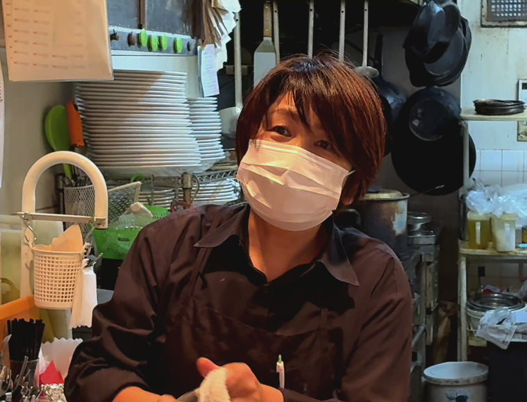 インタビューを受ける小西眞理さん