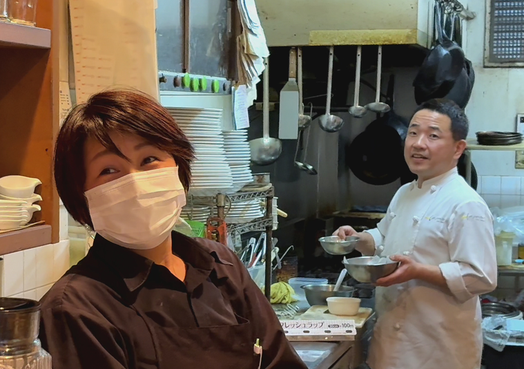 インタビューを受ける小西夫婦