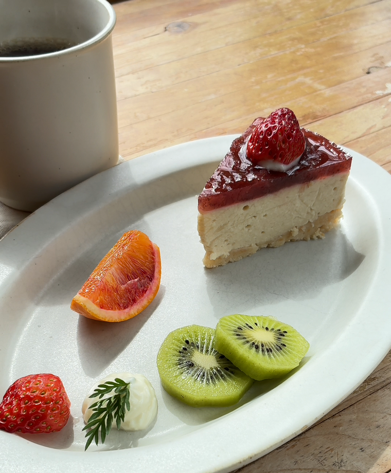 苺のソイレアチーズケーキとホットコーヒー