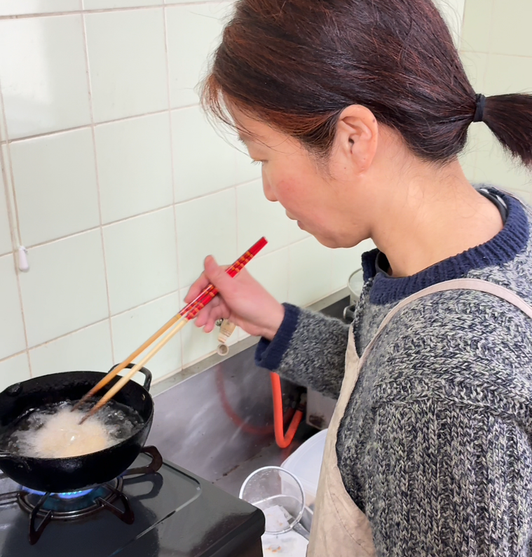 フライを揚げる横山さん