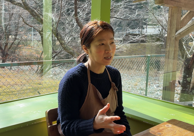 インタビューを受ける横山さん