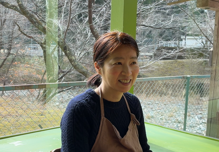 インタビューを受ける横山さん