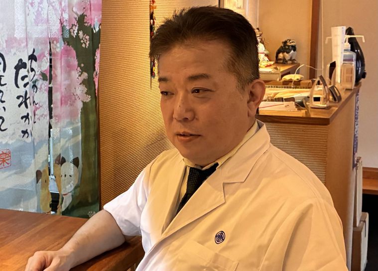 インタビューを受ける刀根さん