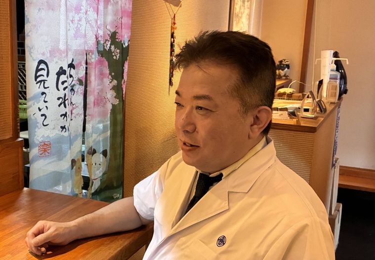 インタビューを受ける刀根さん