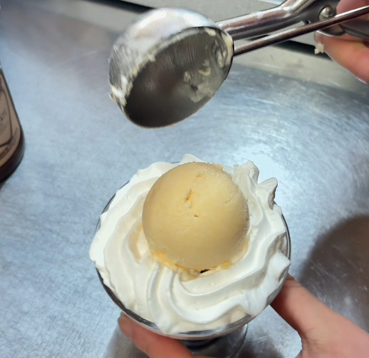 自家製アイスをパフェに盛り付けているところ