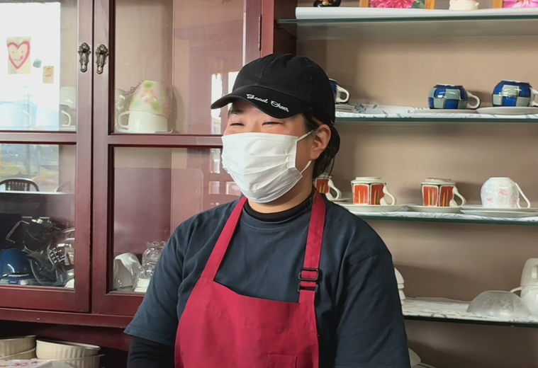 インタビューを受ける上田さん