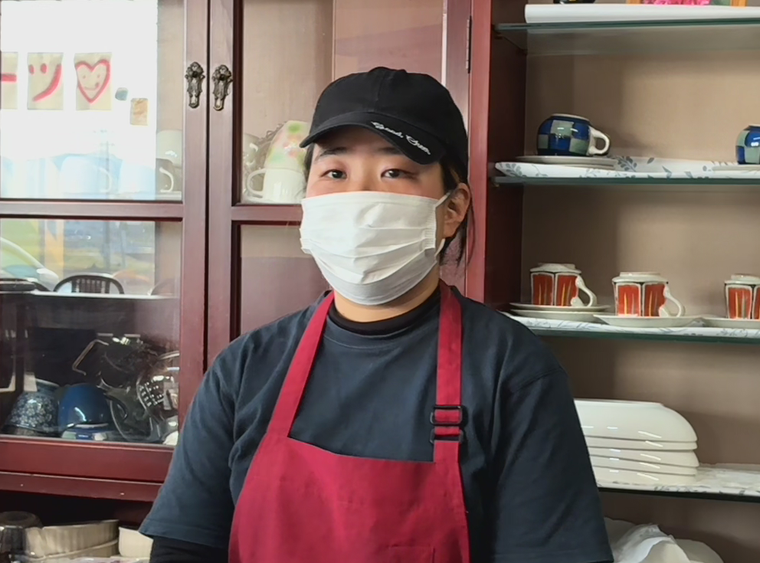 インタビューを受ける上田さん