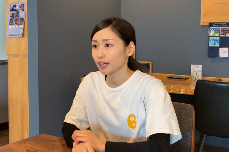 インタビューを受ける濵田さん