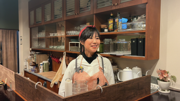 インタビューを受けるゆきこさん