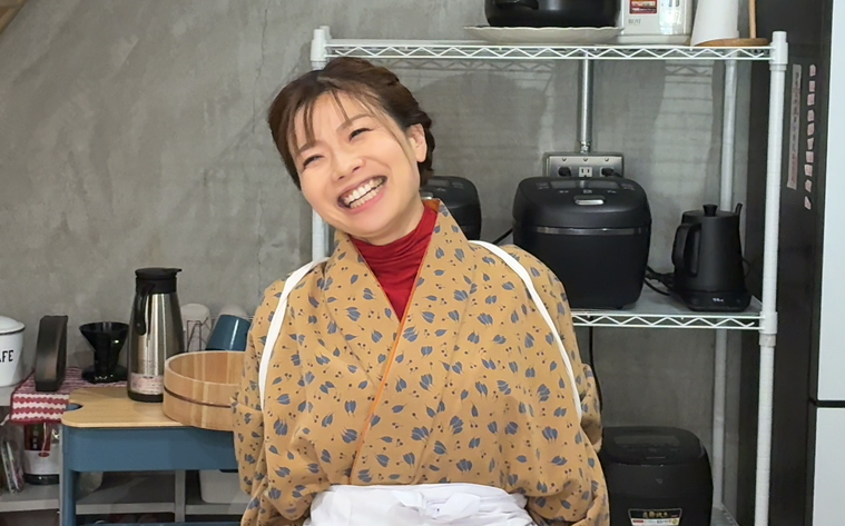 インタビューを受ける鍬形さん