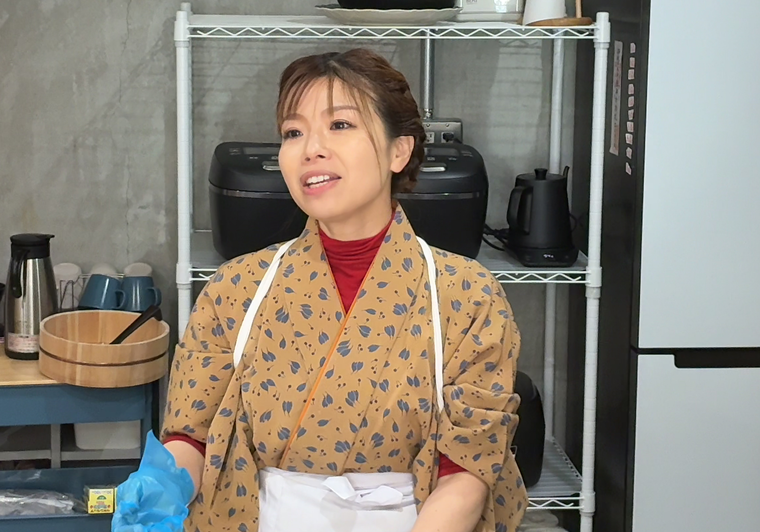 インタビューを受ける鍬形さん