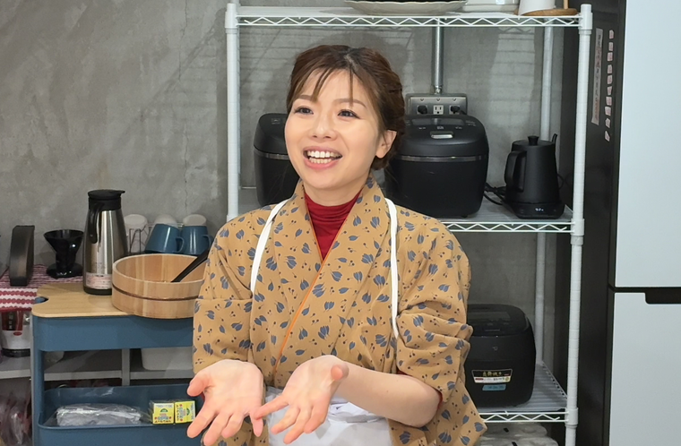 インタビューを受ける鍬形さん