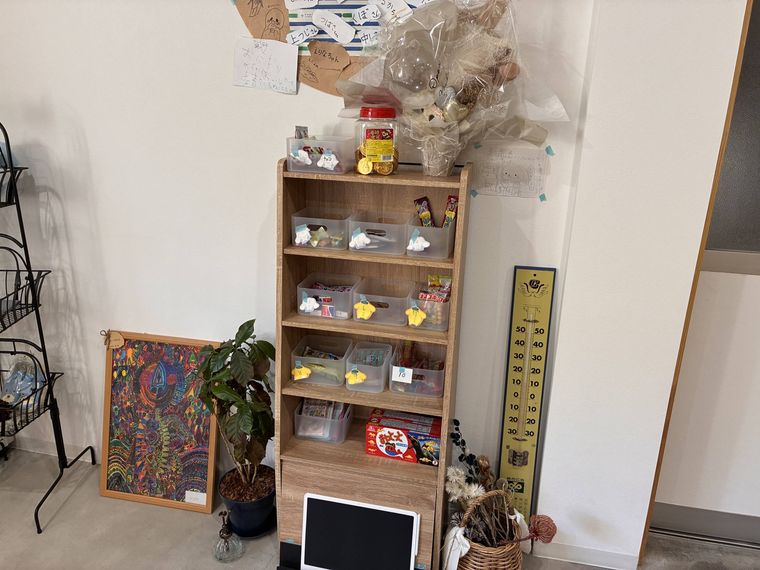 駄菓子などが並んだ棚