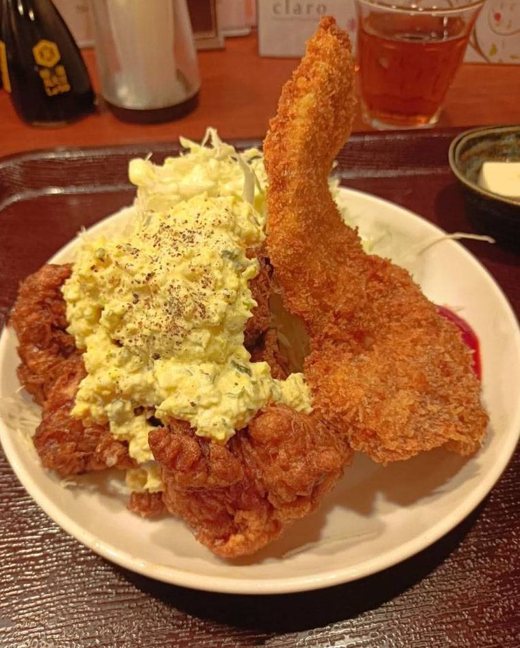 白いお皿に盛られたたべ処ちゃぼんのチキン南蛮とひれカツ