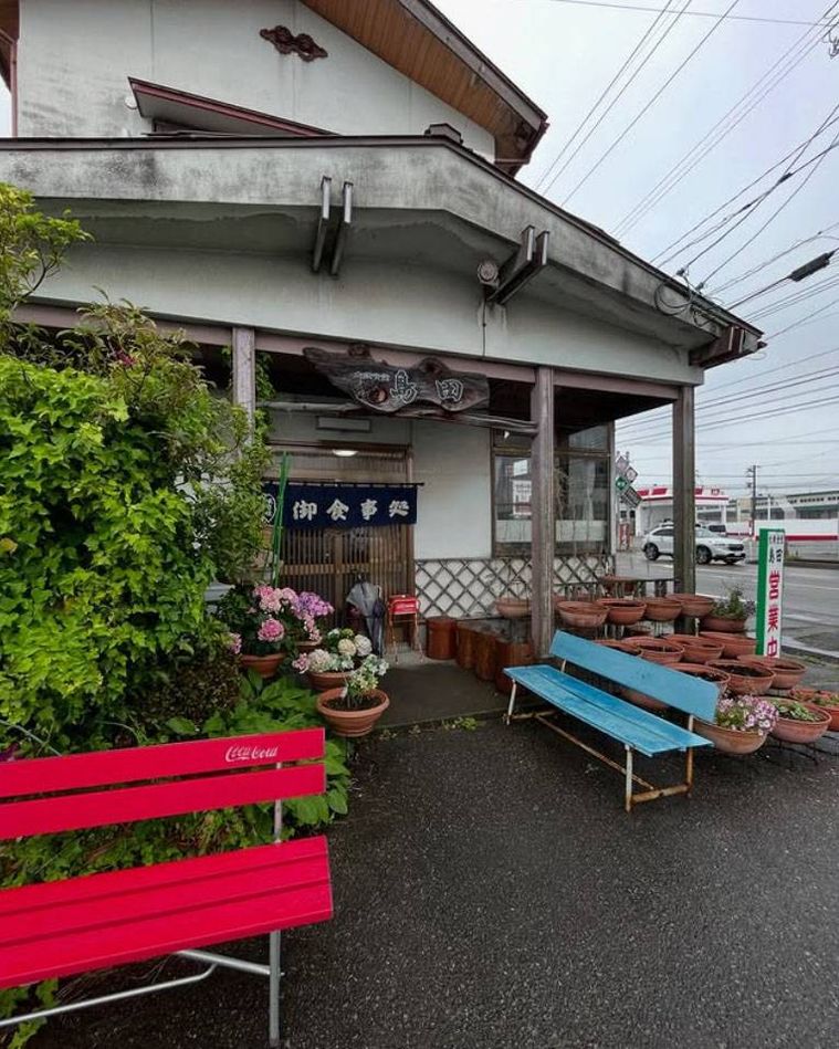 店頭にベンチが置かれた島田食堂の外観