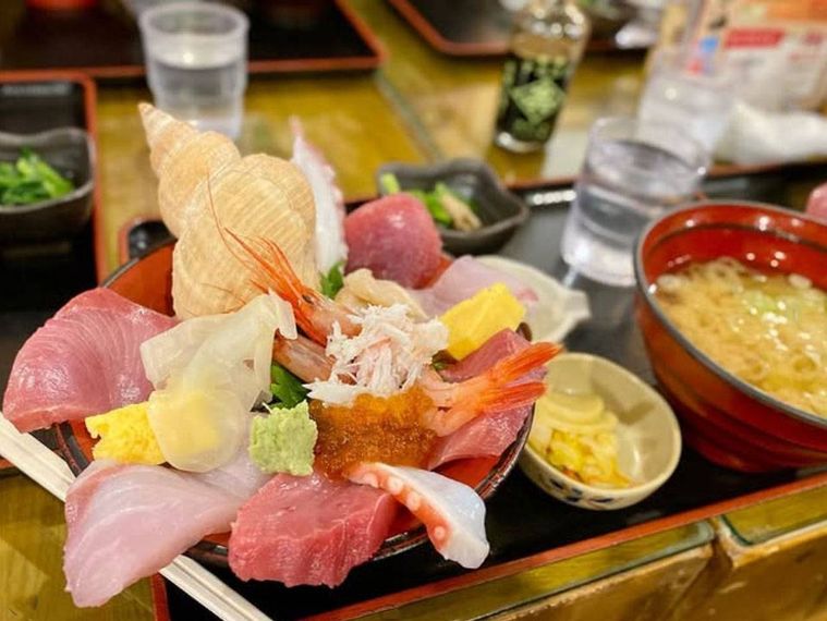 お盆にのせられた富山湾海鮮丼