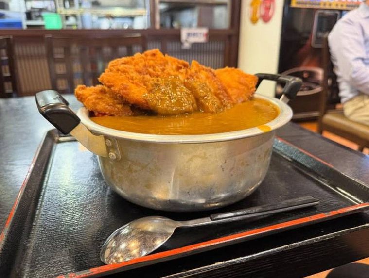 鍋に入った爆盛りチキンカツカレー