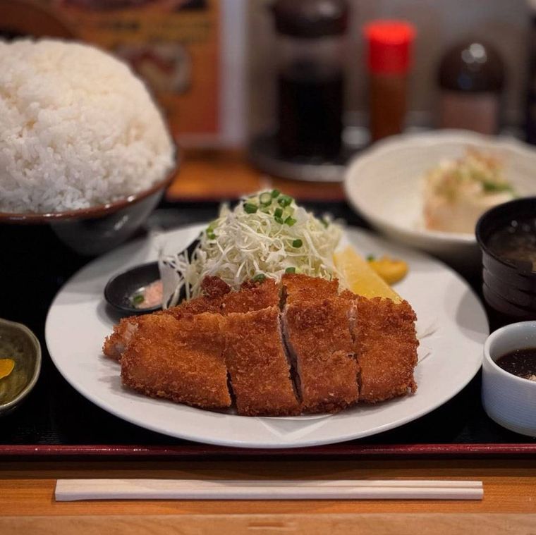 お盆にのせられた極とんかつ定食