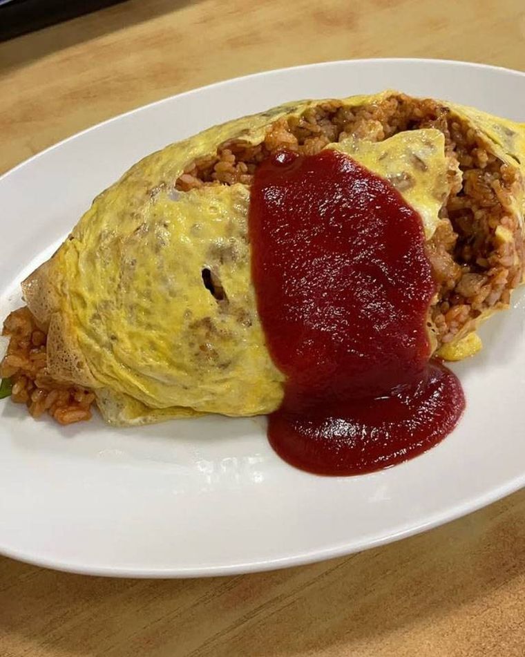 白いお皿に盛られたオムライス特大