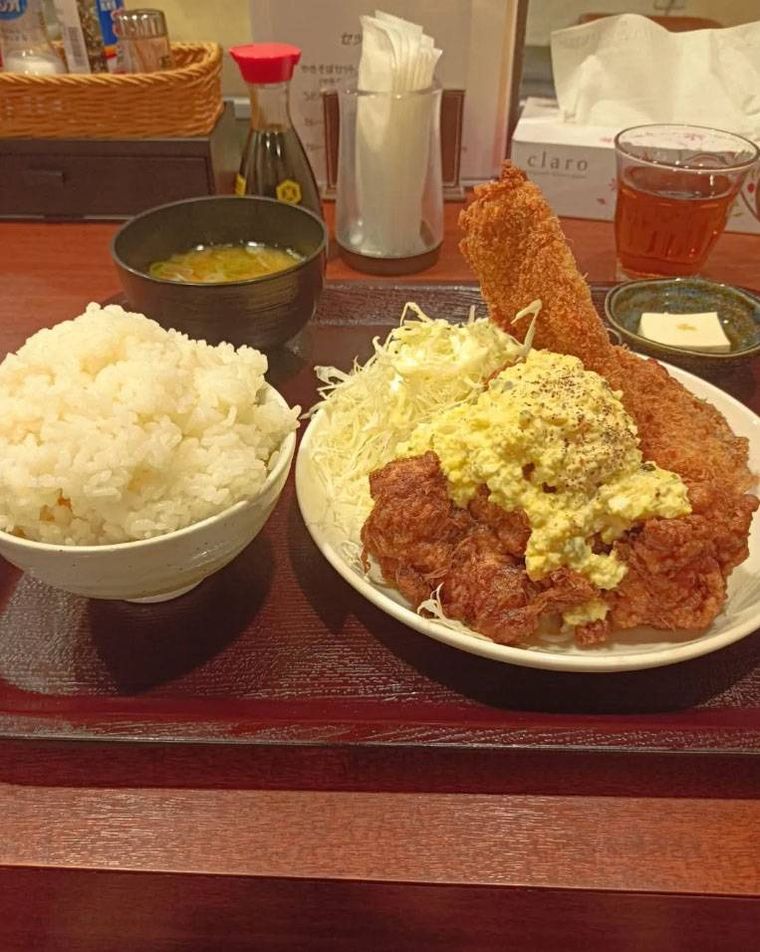 お盆の上にのせられたチキン南蛮とひれカツ