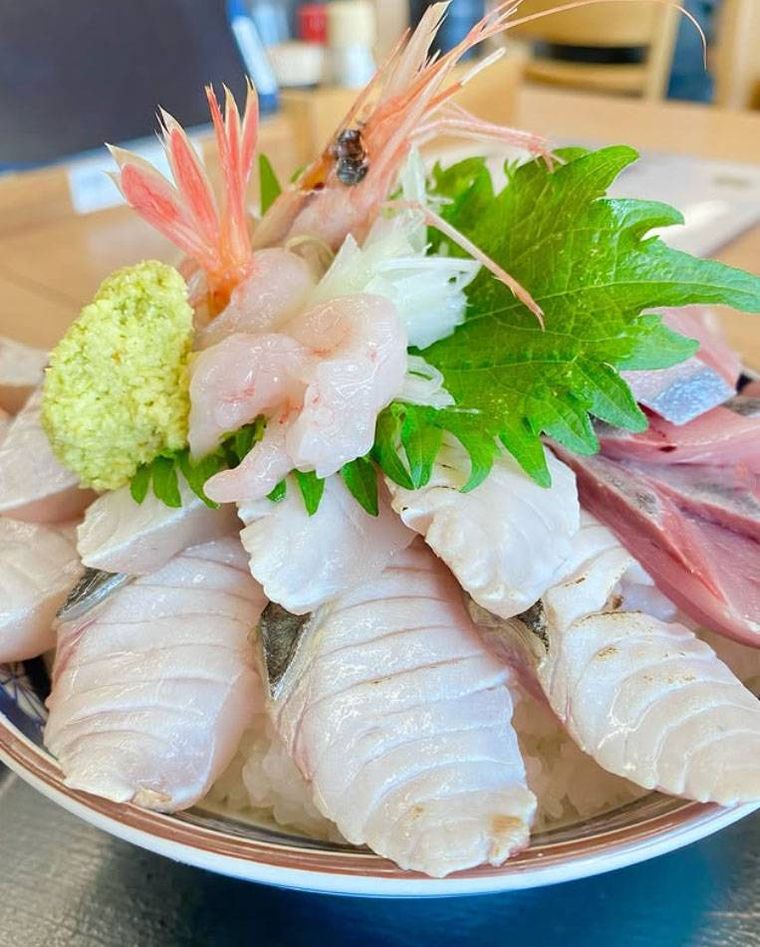 どんぶりに盛られた 氷見浜丼定食 大盛はんさ盛り