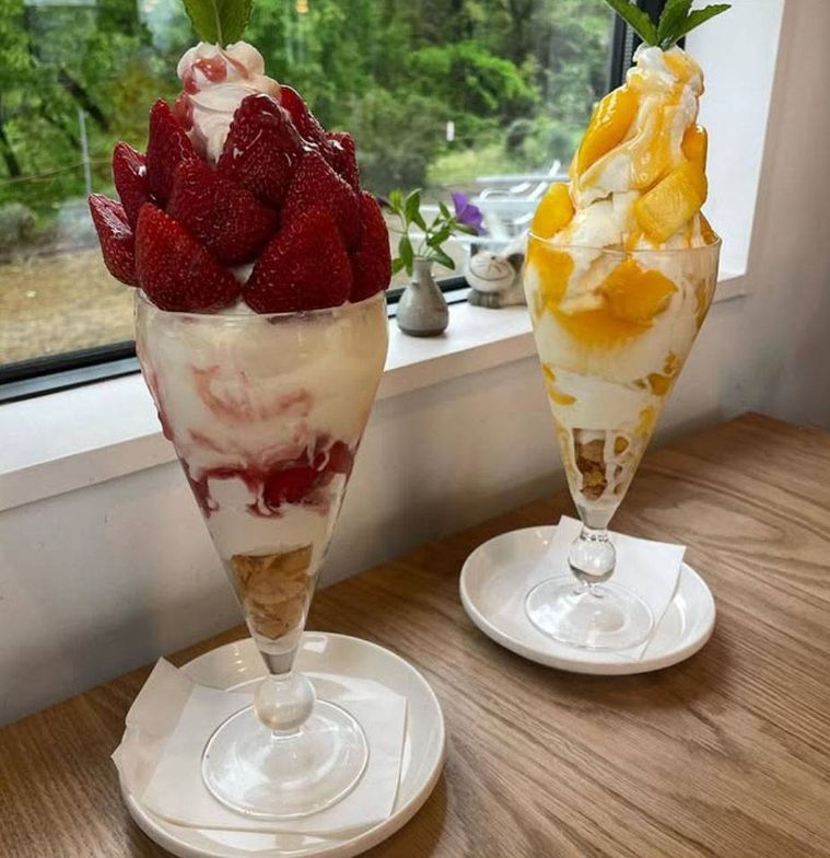 専用の器に入ったいちごパフェとマンゴーパフェ