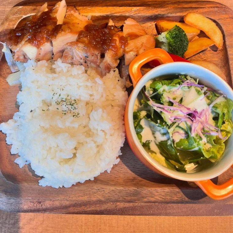 木のトレイに盛られた週替わりミートプレート サラダ・スープ付き