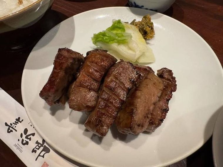 白いお皿に盛られたたんや善治郎 仙台駅牛たん通り店の牛たん