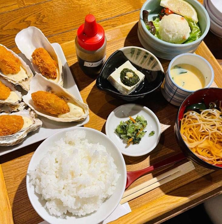 木のトレイにのせられた三陸カキフライ御膳